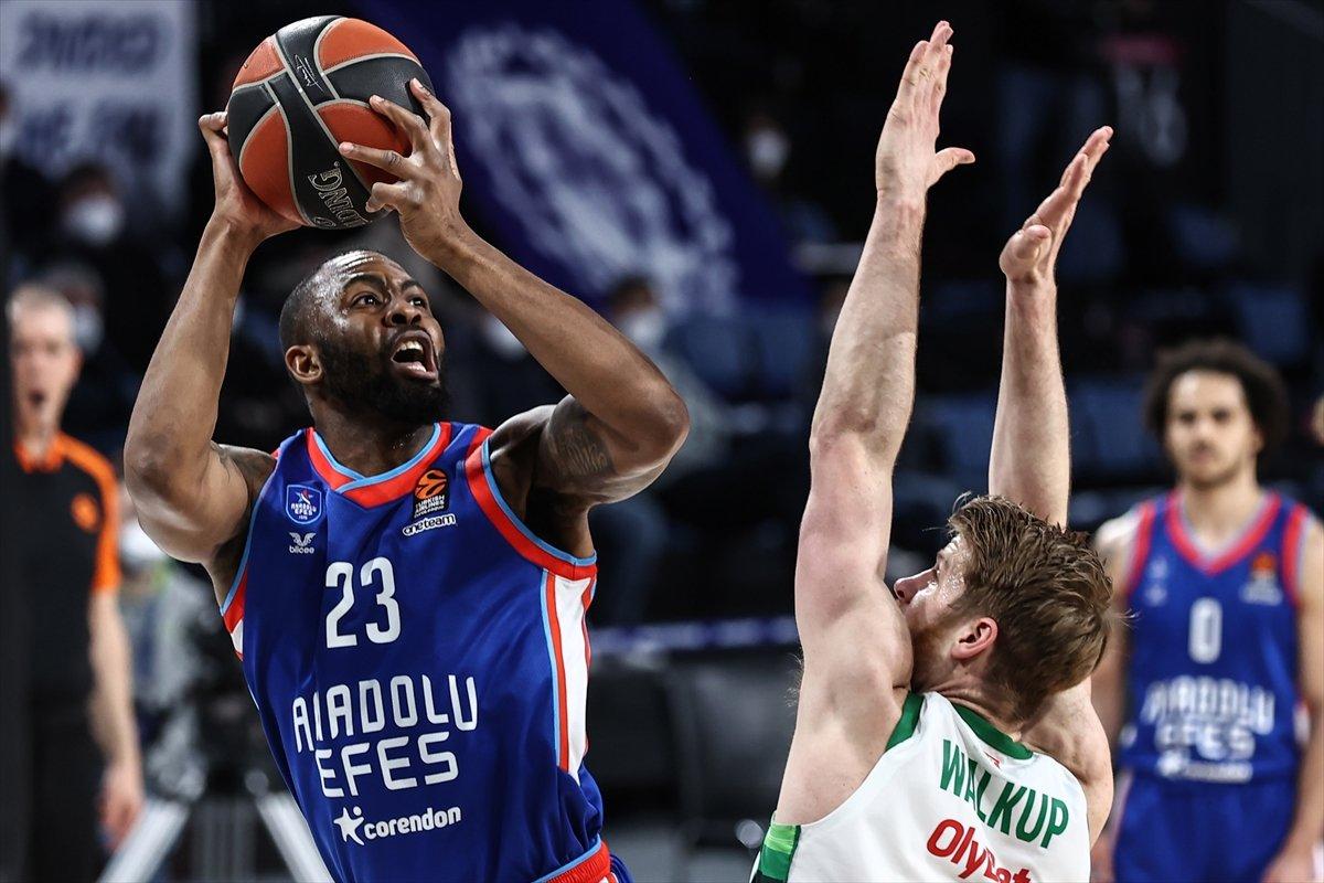 Anadolu Efes EuroLeague'de üst üste 7. galibiyetini aldı
