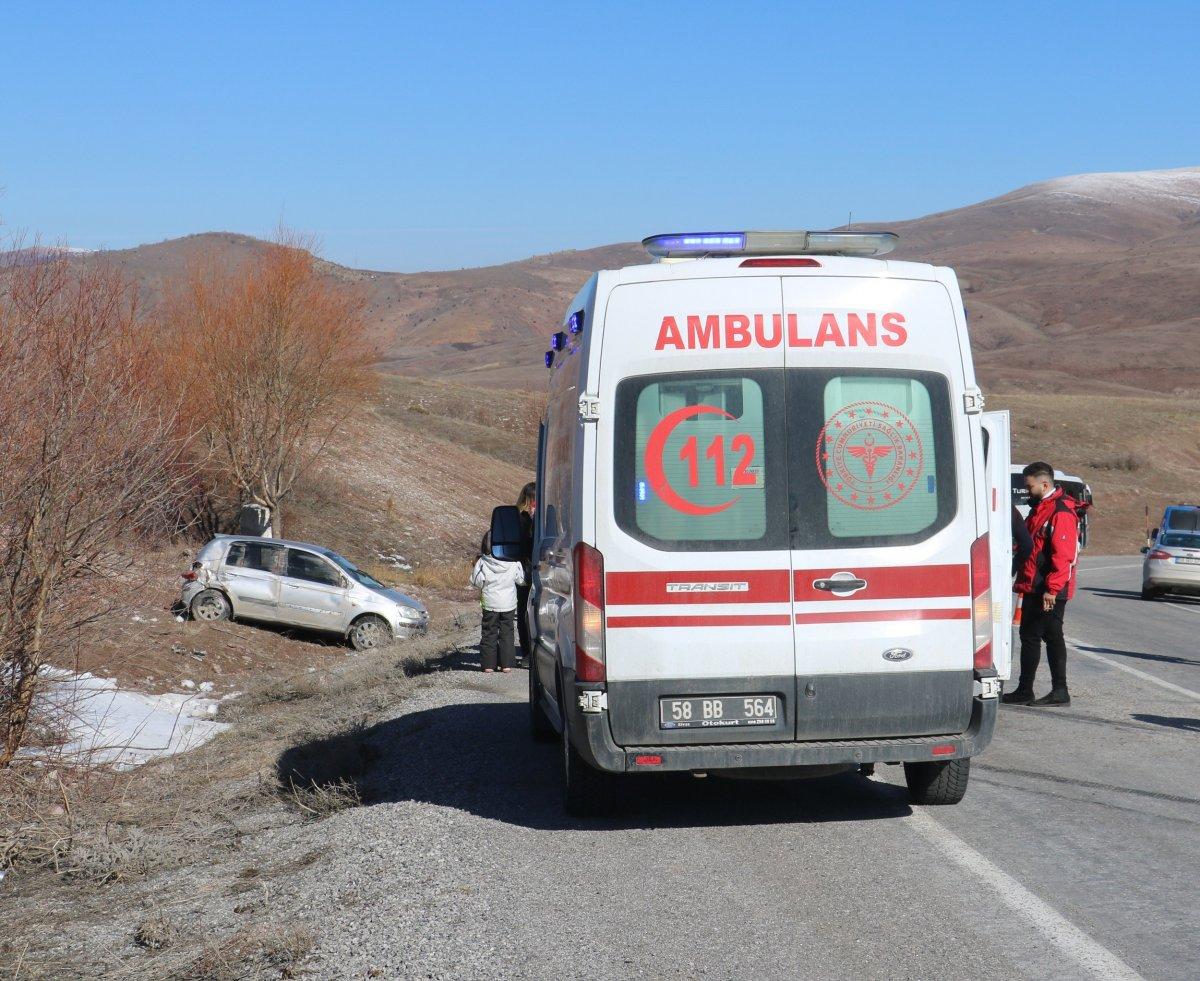 Sivas’ta virajı alamayan otomobil kaza yaptı