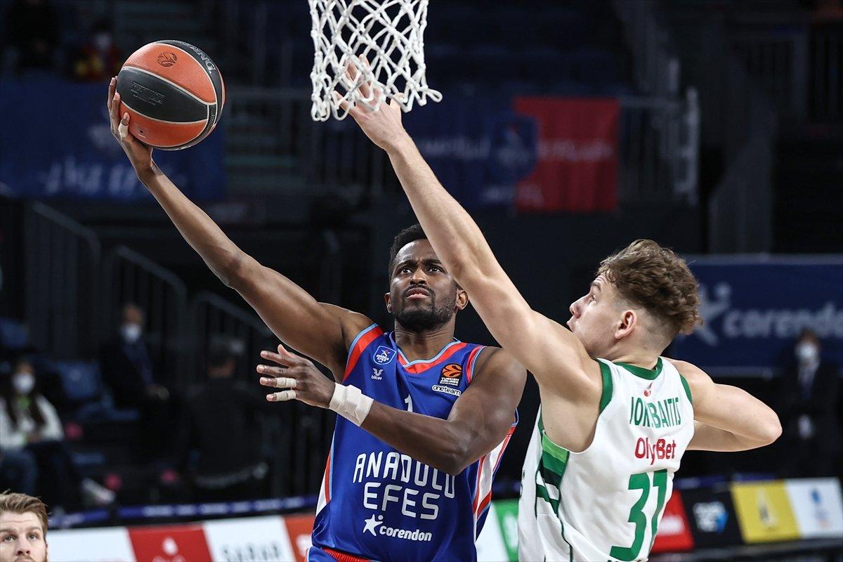 Anadolu Efes EuroLeague'de üst üste 7. galibiyetini aldı
