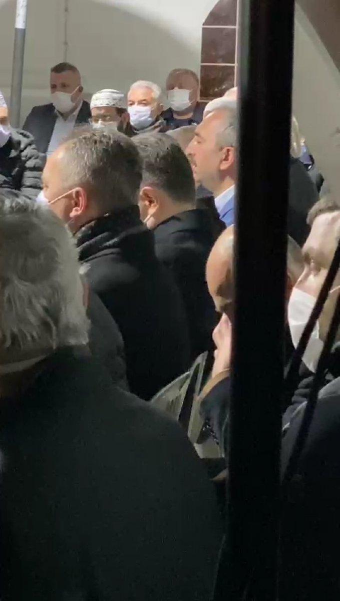 Adalet Bakanı Abdulhamit Gül, taziye ziyaretinde Kur'an-ı Kerim okudu