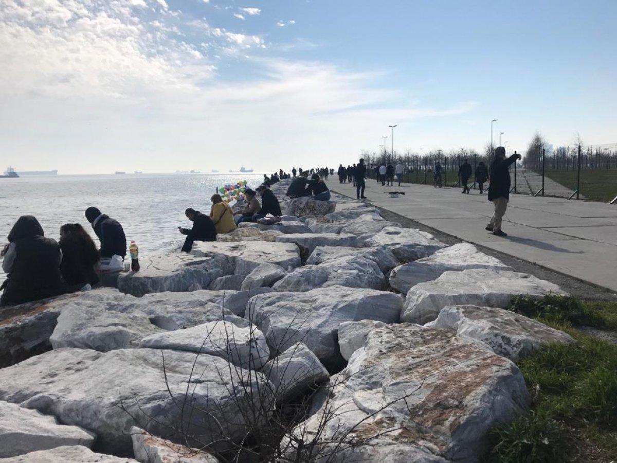 Yenikapı sahilinde dikkat çeken kalabalık