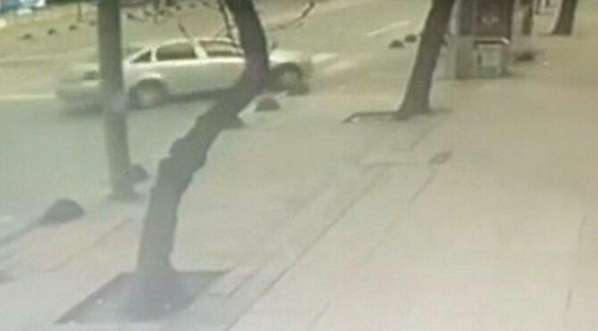 Bağcılar'da ışık ihlali yapan sürücü durağa daldı