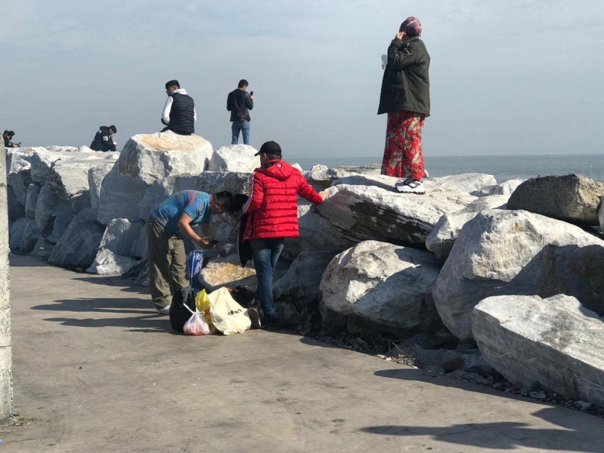 Yenikapı sahilinde dikkat çeken kalabalık