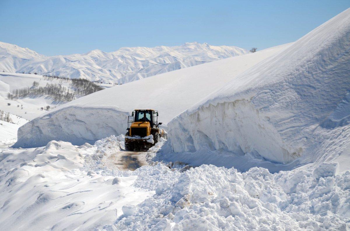 Muş’ta 5 metre karla mücadele sürüyor