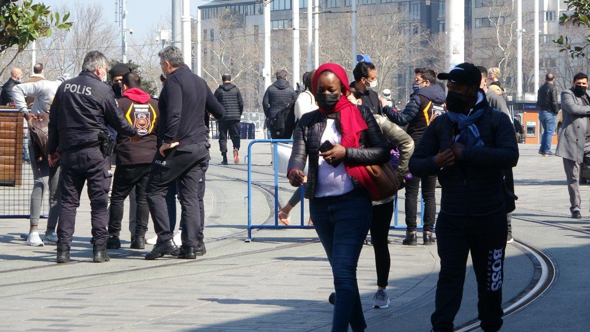 Taksim’de koronavirüs kurallarını hiçe sayan turistlere ceza kesildi