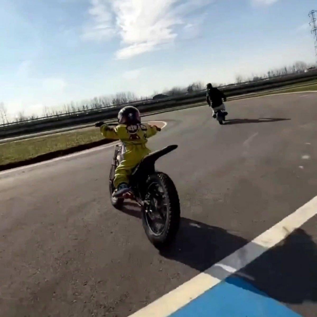 Kenan Sofuoğlu'nun bir buçuk yaşındaki oğlu motosiklet kullandı