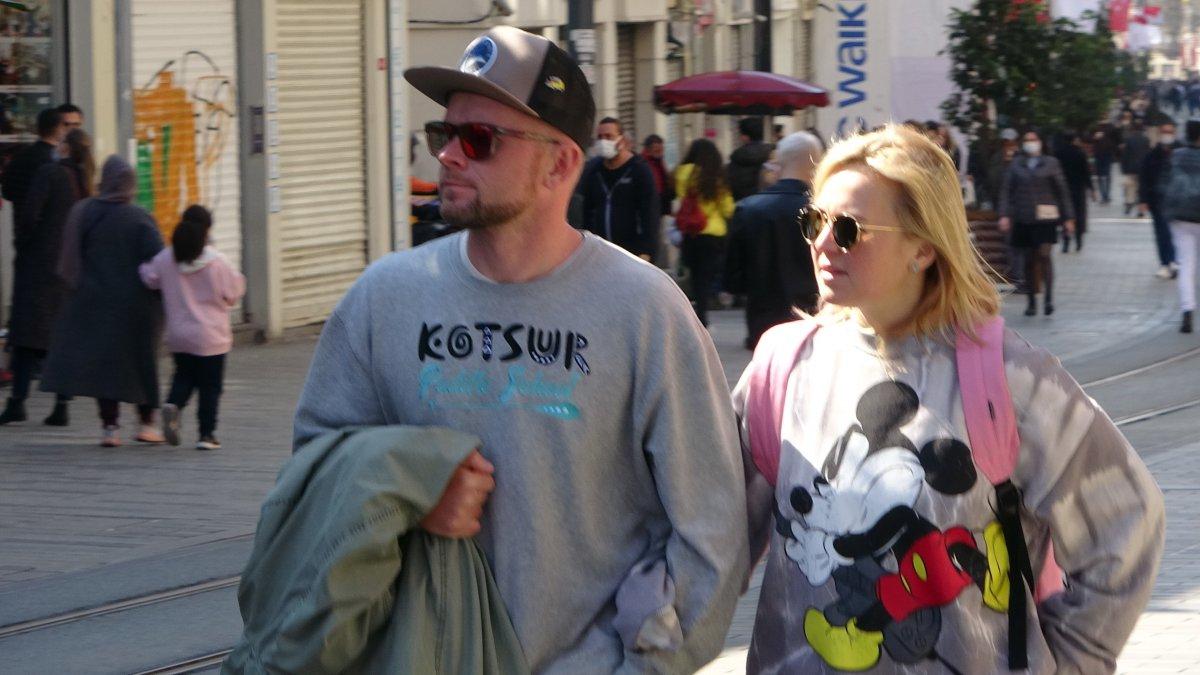 Taksim’de koronavirüs kurallarını hiçe sayan turistlere ceza kesildi