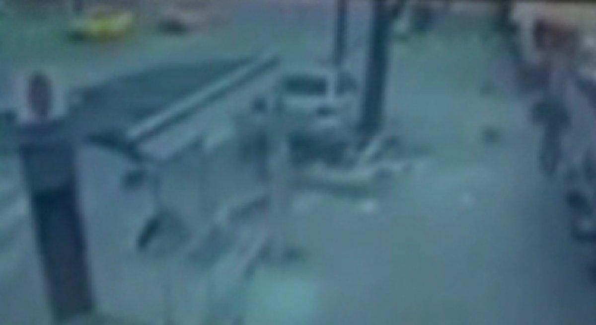 Bağcılar'da ışık ihlali yapan sürücü durağa daldı