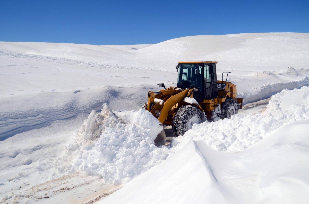 Muş’ta 5 metre karla mücadele sürüyor