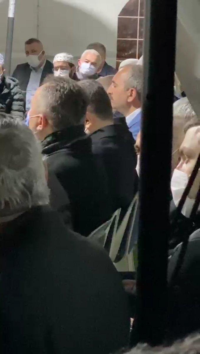 Adalet Bakanı Abdulhamit Gül, taziye ziyaretinde Kur'an-ı Kerim okudu