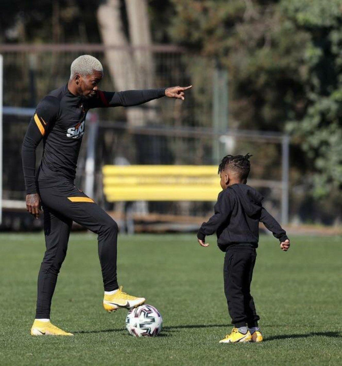 Henry Onyekuru oğluyla birlikte Florya'da
