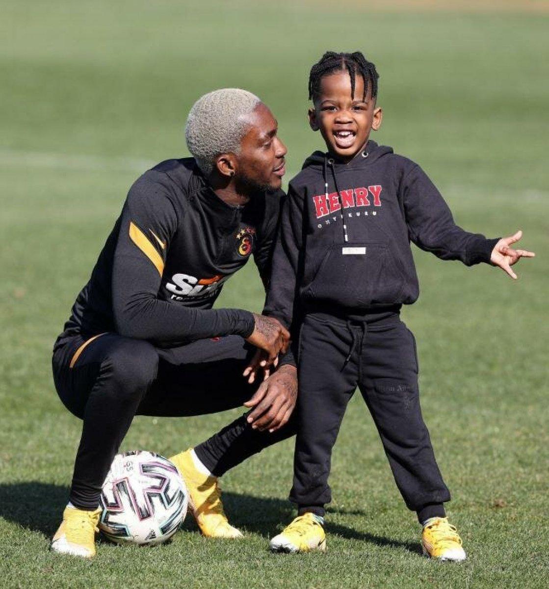 Henry Onyekuru oğluyla birlikte Florya'da