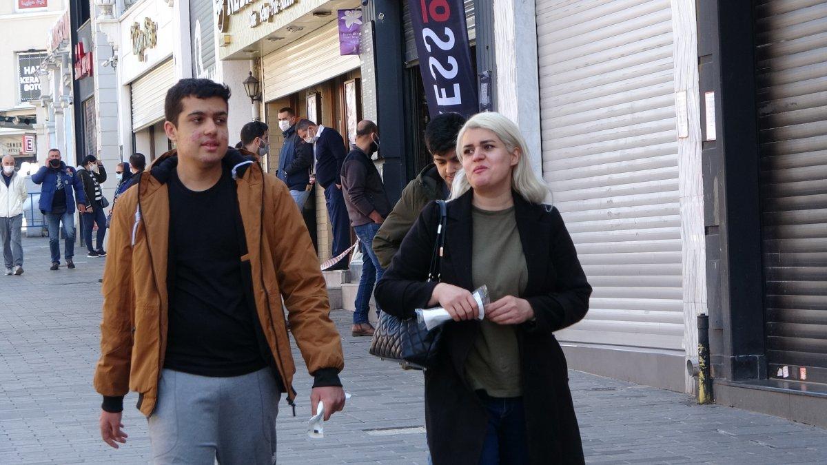 Taksim’de koronavirüs kurallarını hiçe sayan turistlere ceza kesildi