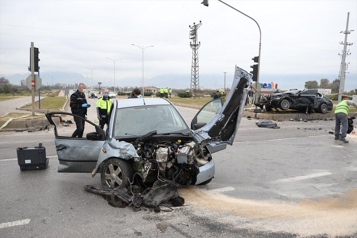 Antalya'da iki otomobil çarpıştı