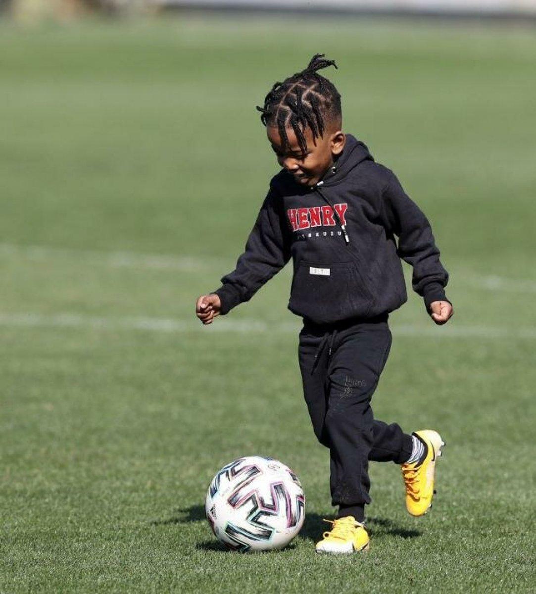 Henry Onyekuru oğluyla birlikte Florya'da