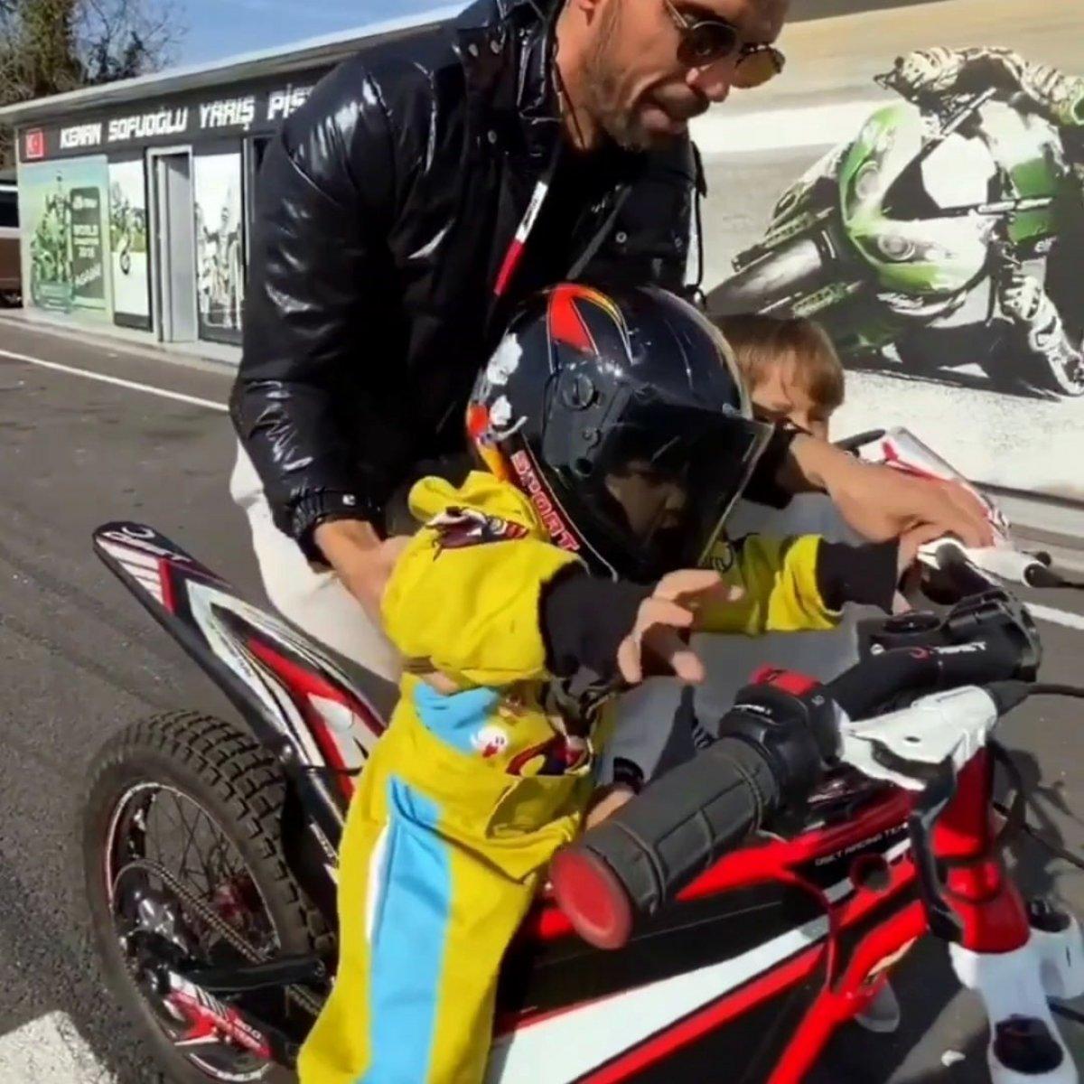Kenan Sofuoğlu'nun bir buçuk yaşındaki oğlu motosiklet kullandı
