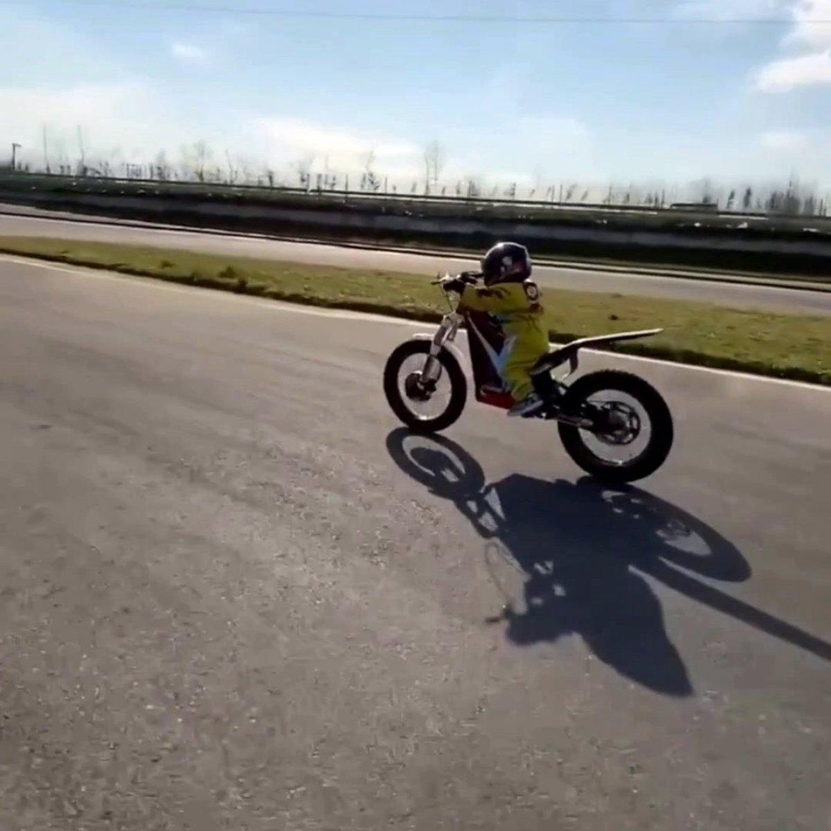 Kenan Sofuoğlu'nun bir buçuk yaşındaki oğlu motosiklet kullandı