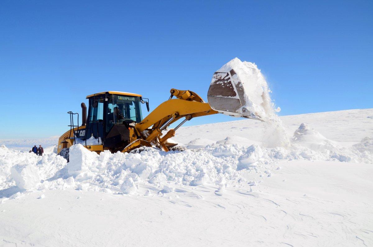 Muş’ta 5 metre karla mücadele sürüyor