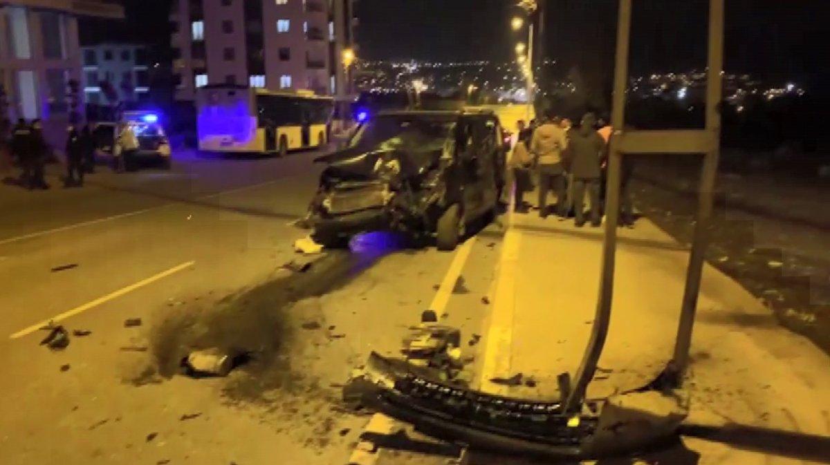 Sultanbeyli'de İETT otobüsü ile otomobil çarpıştı