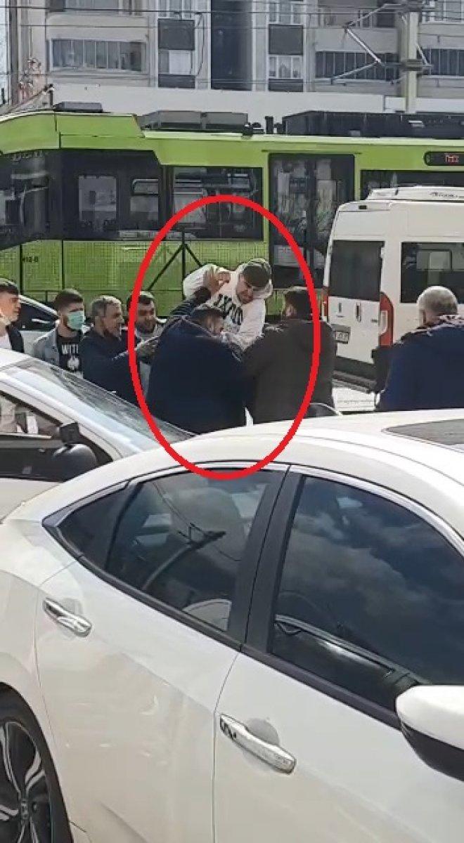 Bursa'da iki gencin 'Omuz atma' kavgası