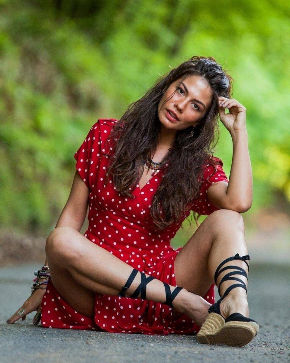 Demet Özdemir, siyah bodysiyle poz verdi