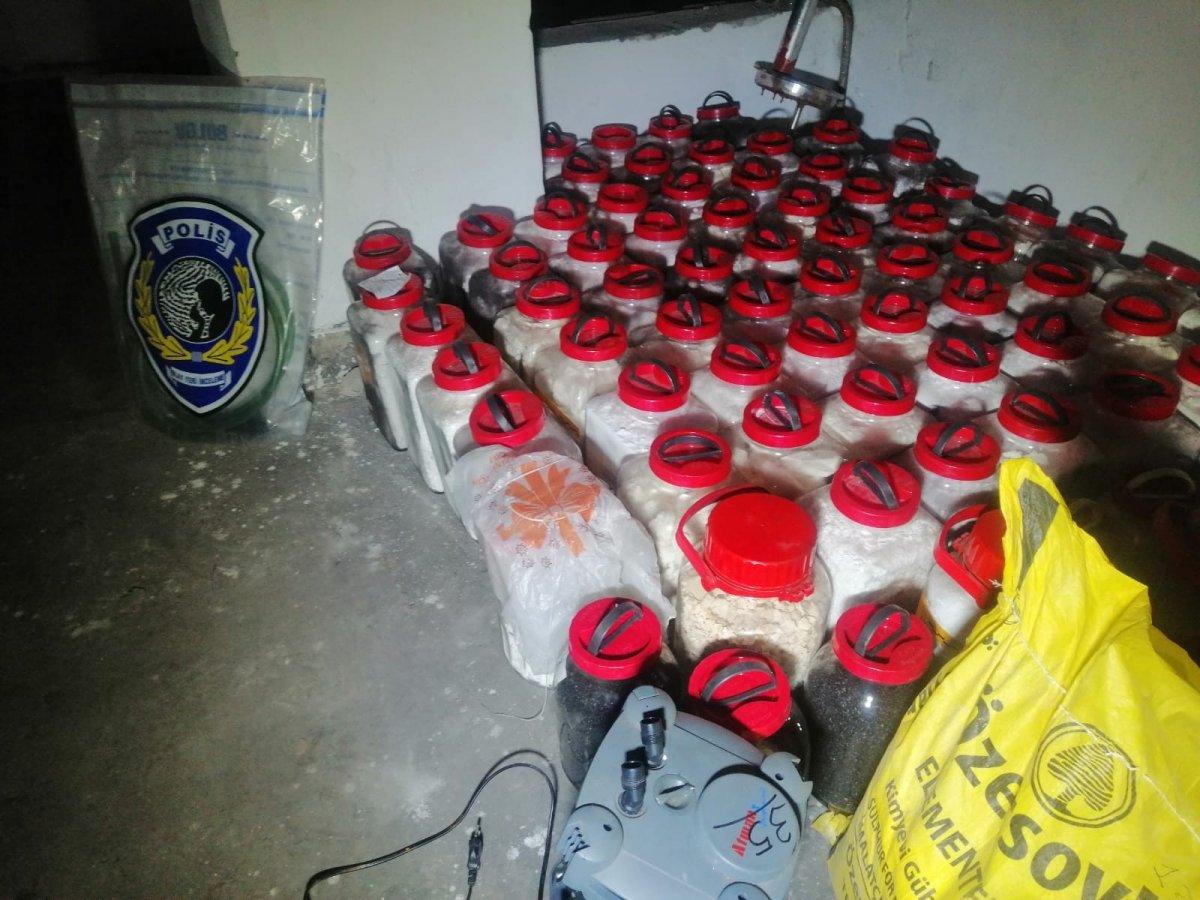 Kayseri'de uyuşturucu imalatında kullanılan 2 ton kimyasal madde ele geçirildi