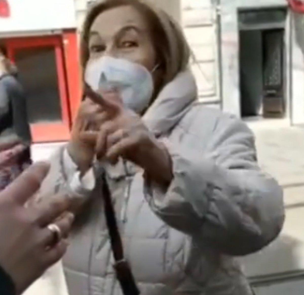 Taksim'de çarşaflı gençlere sözlü saldırı