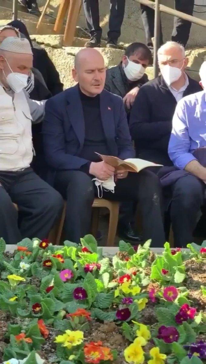 Süleyman Soylu annesi Servet Soylu için Yasin Suresi'ni okudu