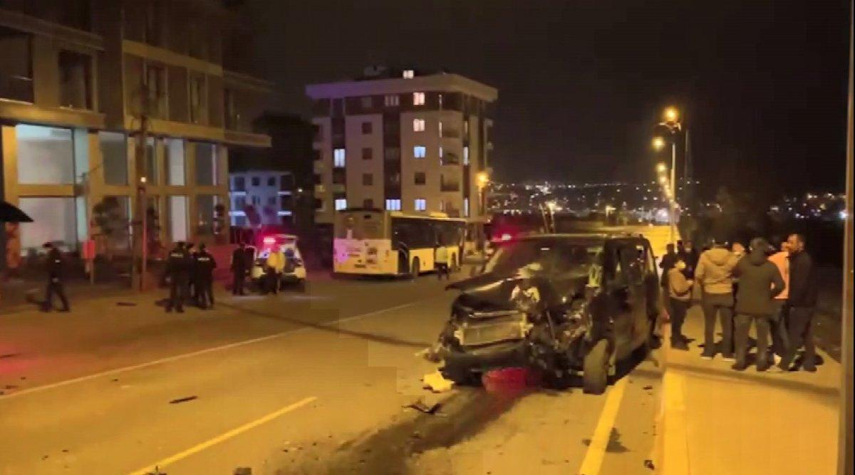 Sultanbeyli'de İETT otobüsü ile otomobil çarpıştı