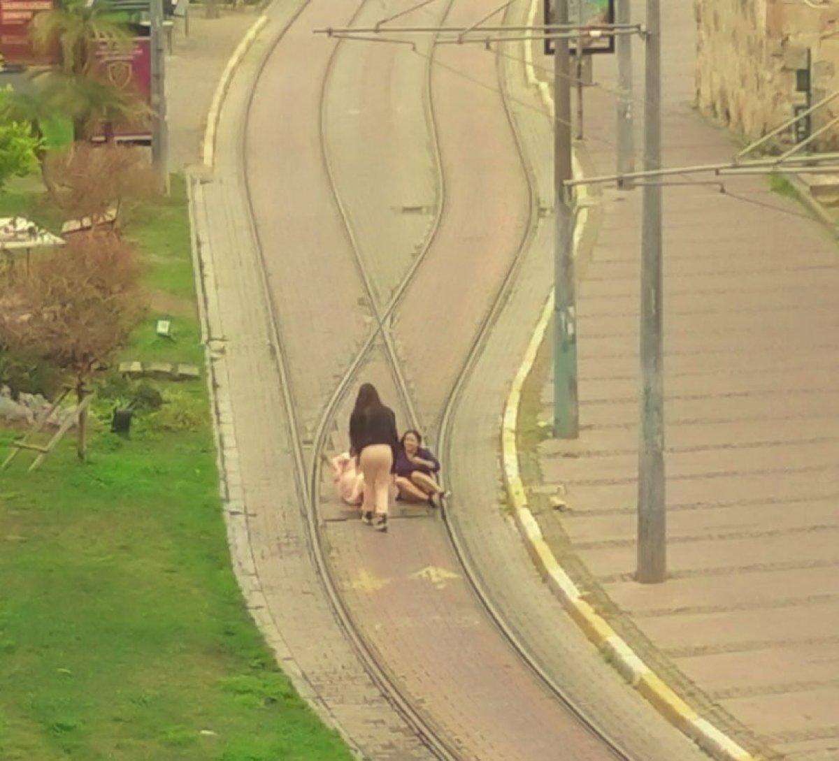 Antalya'da iki turist rayların arasına uzanıp fotoğraf çektirdi