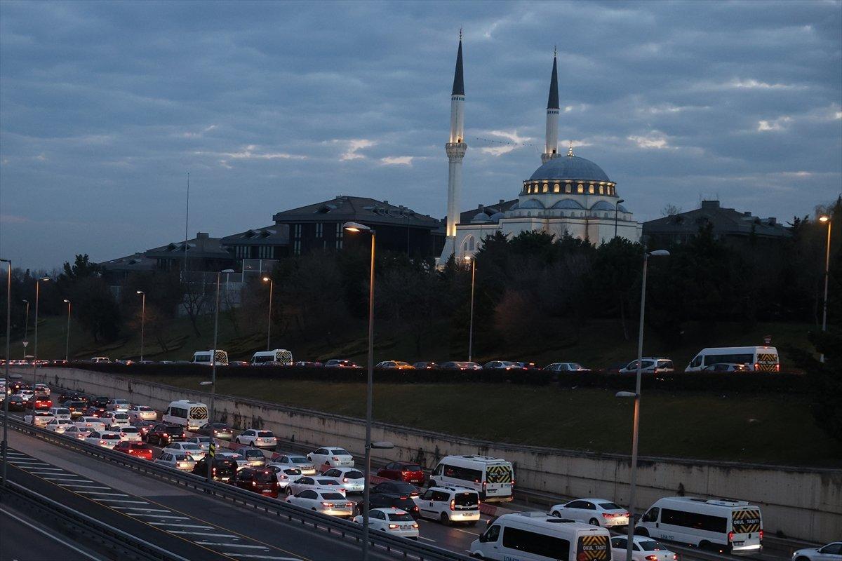İstanbul'da kısıtlama sonrası trafik yoğunluğu oluştu
