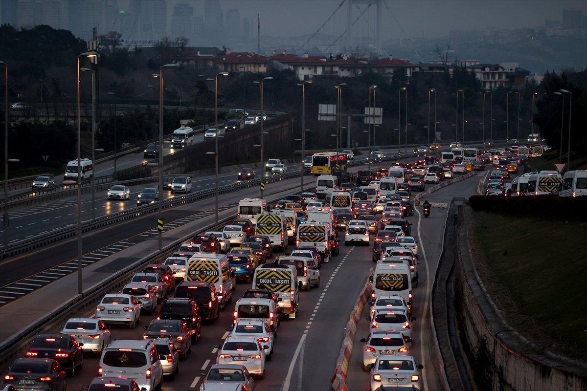 İstanbul'da kısıtlama sonrası trafik yoğunluğu oluştu