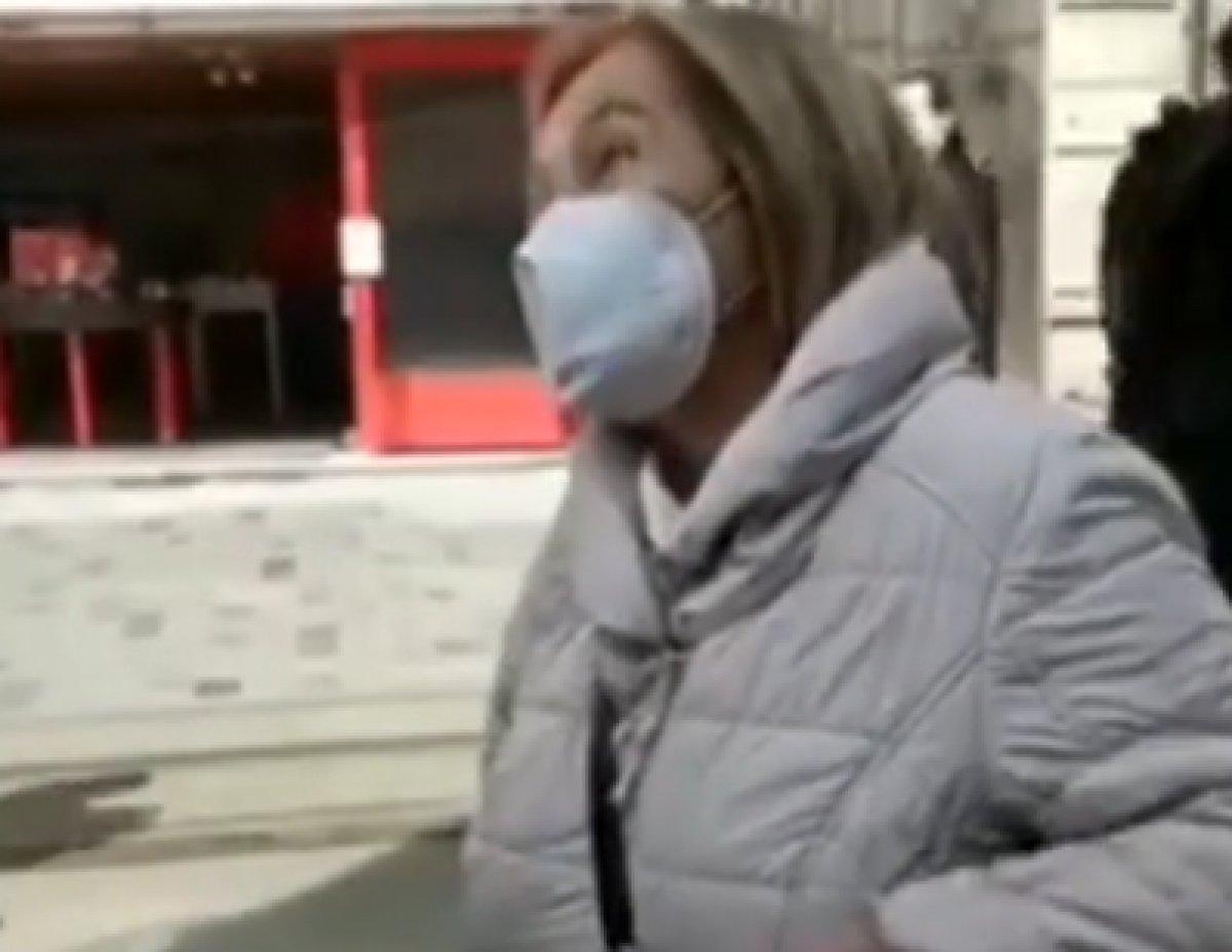 Taksim'de çarşaflı gençlere sözlü saldırı