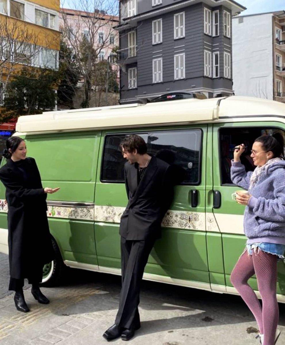 Tarık Emir Tekin sevgiliyle annesi Şevval Sam'ı ziyaret etti