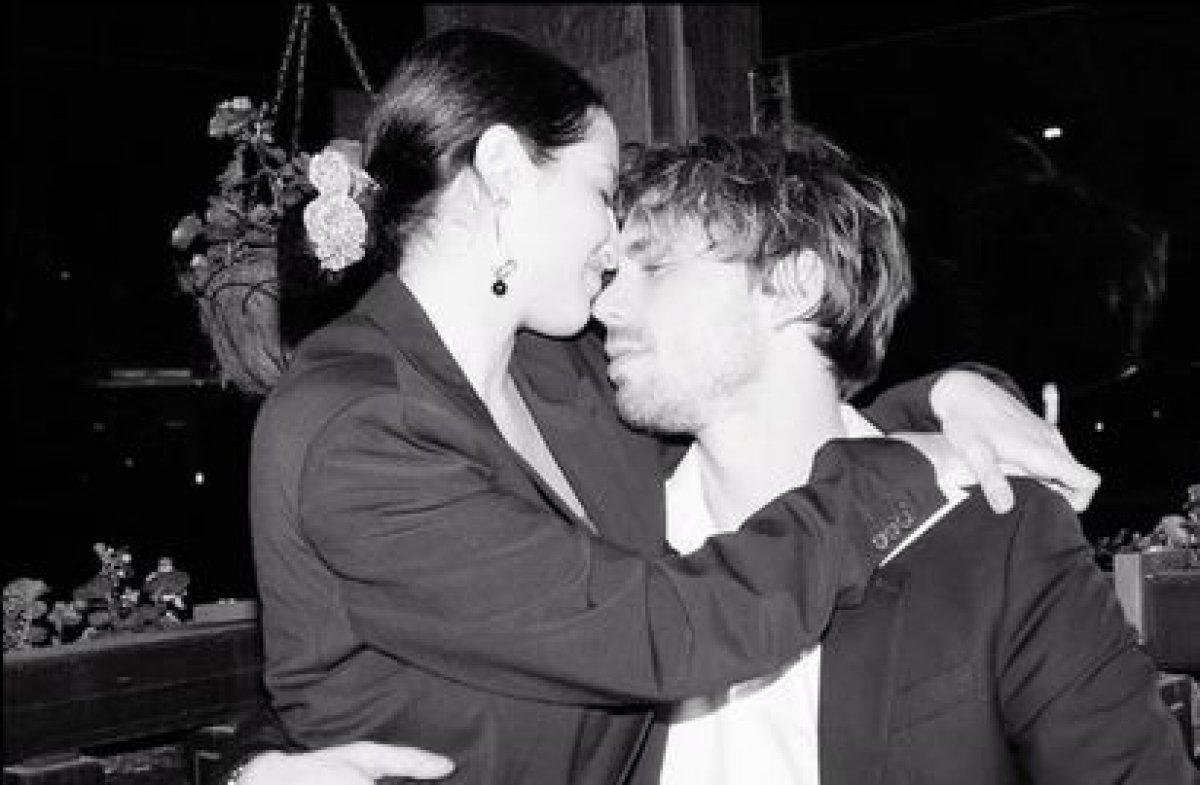 Tarık Emir Tekin sevgiliyle annesi Şevval Sam'ı ziyaret etti