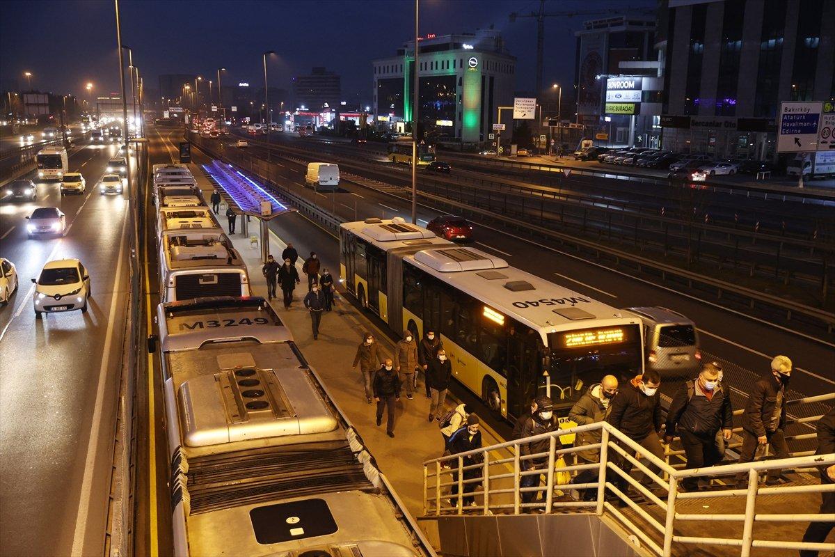 İstanbul'da kısıtlama sonrası trafik yoğunluğu oluştu