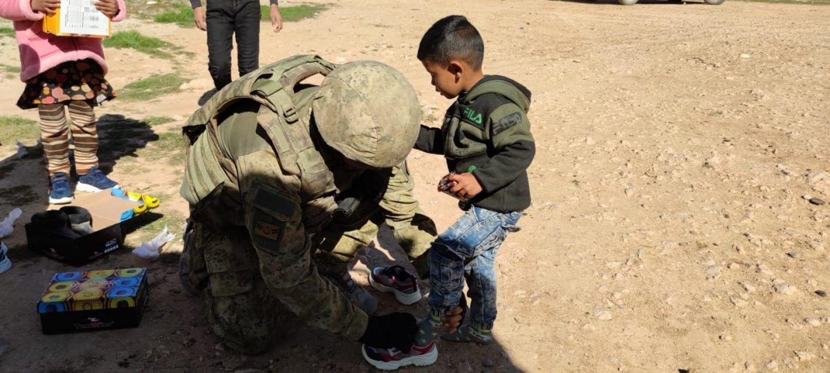 Mehmetçik'ten Barış Pınarı bölgesindeki çocuklara giyim yardımı