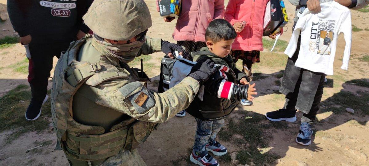Mehmetçik'ten Barış Pınarı bölgesindeki çocuklara giyim yardımı