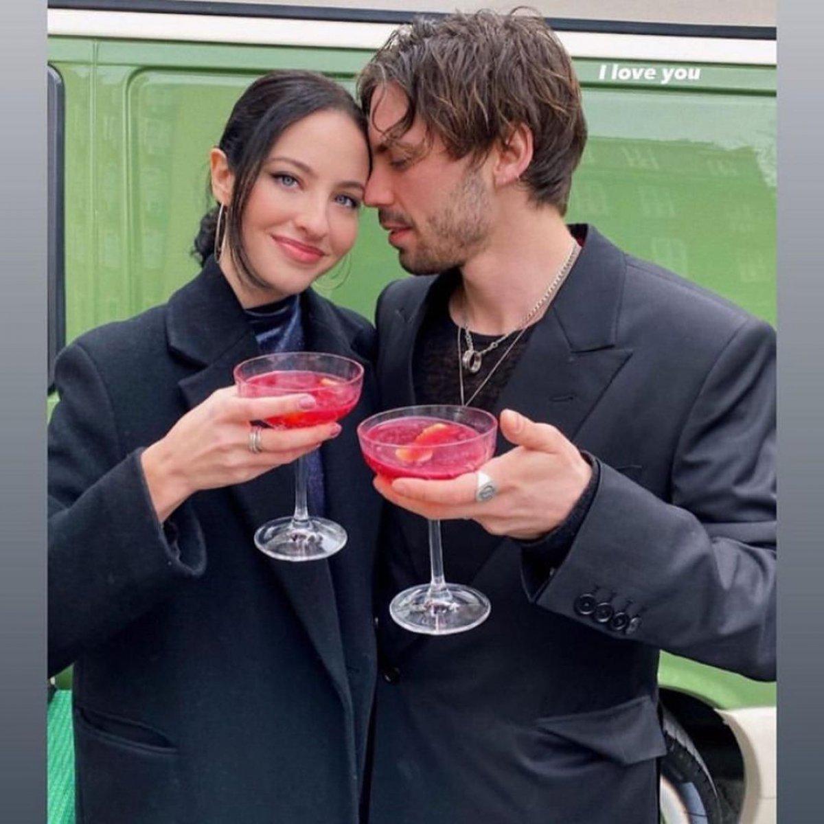 Tarık Emir Tekin sevgiliyle annesi Şevval Sam'ı ziyaret etti