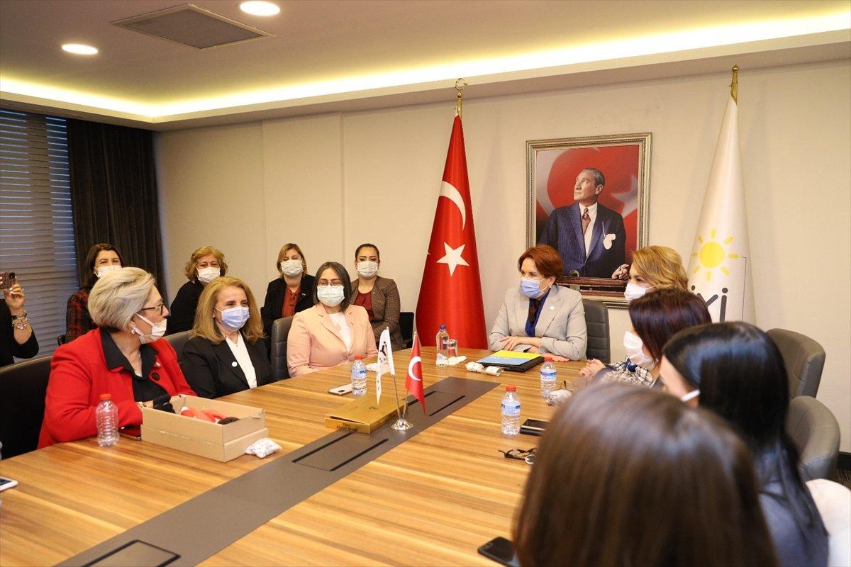 Meral Akşener'e kendisine benzeyen bez bebek hediyesi