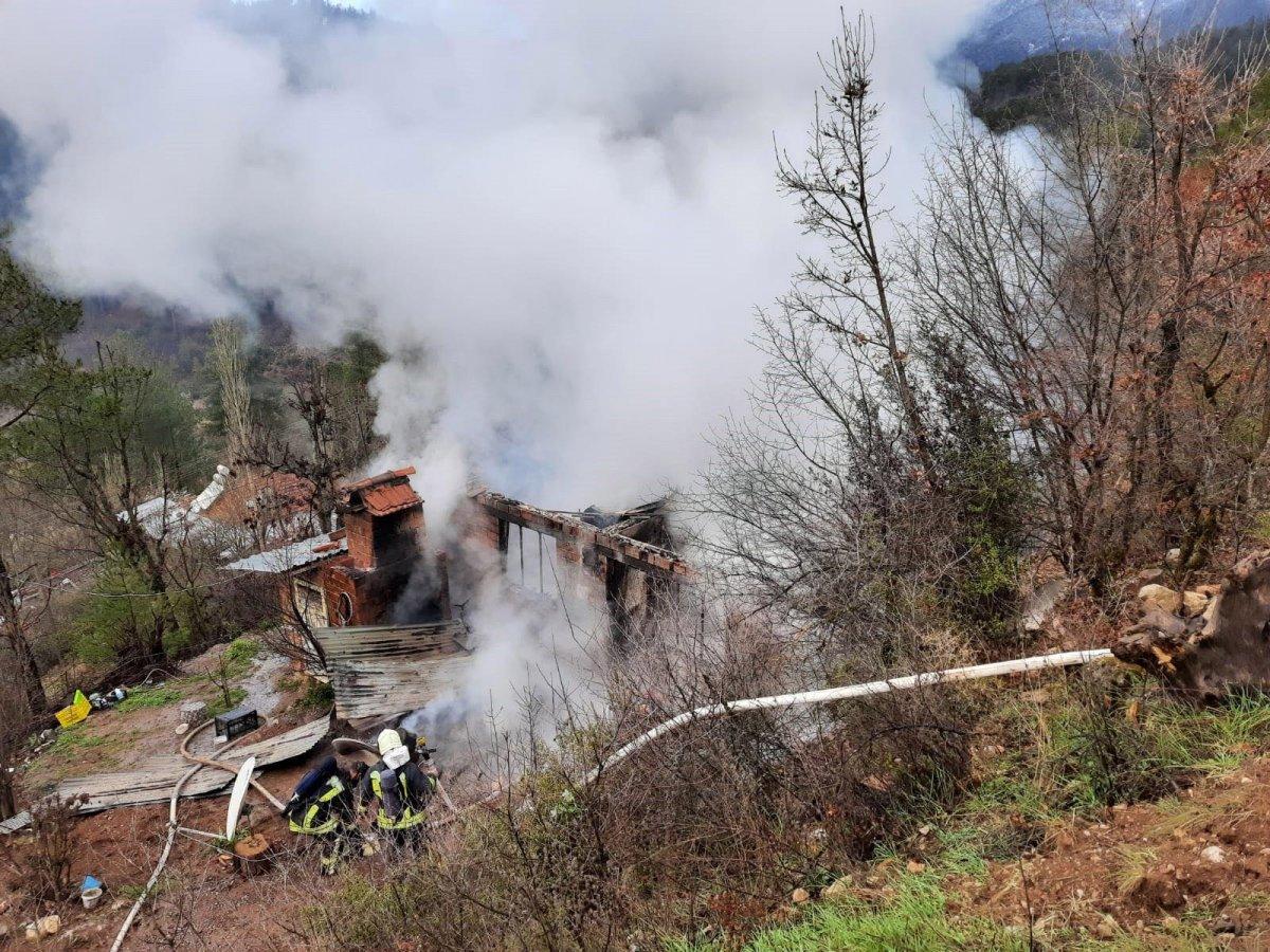 Denizli'de kaçak elektriği kesilince sinirlenip evini yaktı