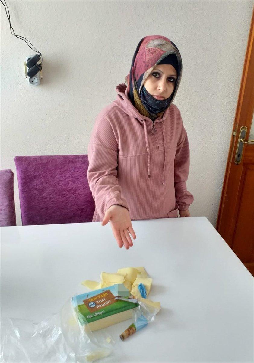 Kocaeli'de marketten aldığı kaşar peynirinden eldiven çıktı
