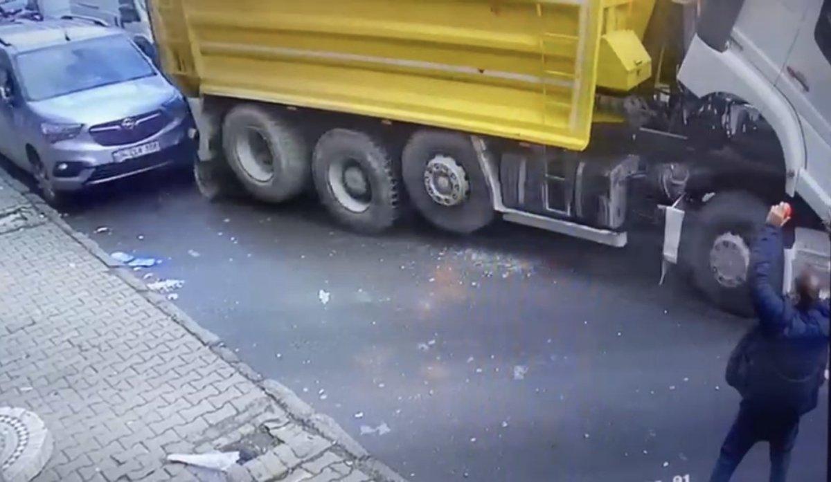 Kağıthane'de arızalanan hafriyat kamyonu araçlara çarptı