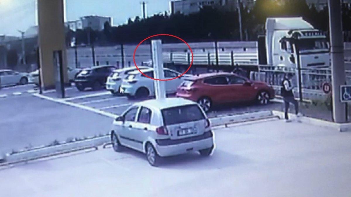 Yalova'da kontrolden çıkan araç tıra saplandı