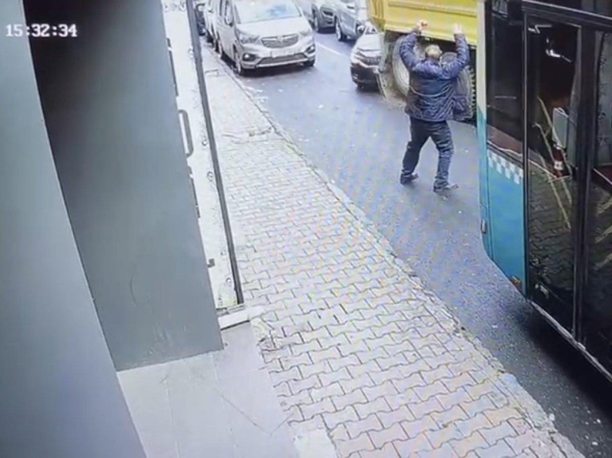 Kağıthane'de arızalanan hafriyat kamyonu araçlara çarptı