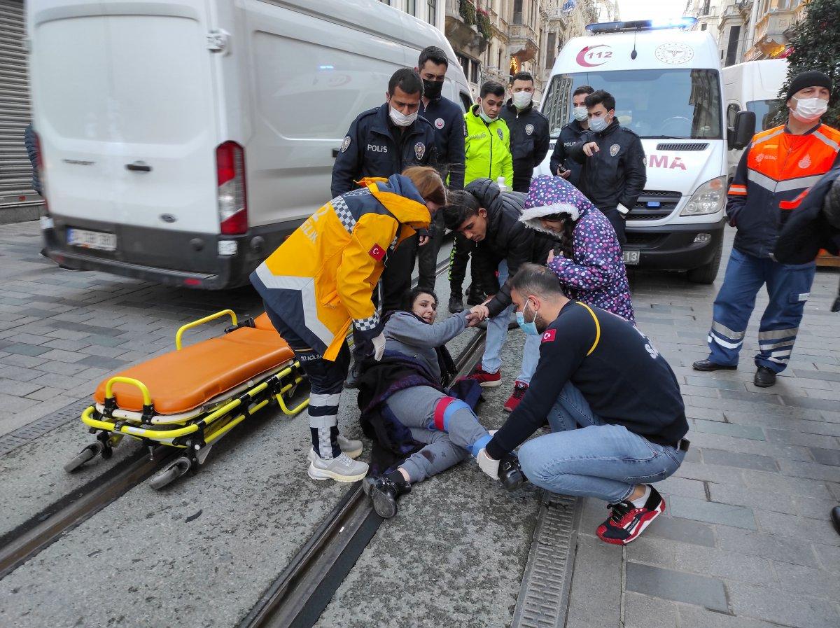 İstiklal'de 3 kişinin bindiği motosiklet kaza yaptı