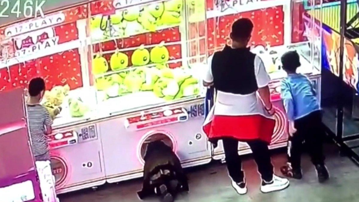Çin'de oyuncak makinesine giren küçük kız geri çıkamadı