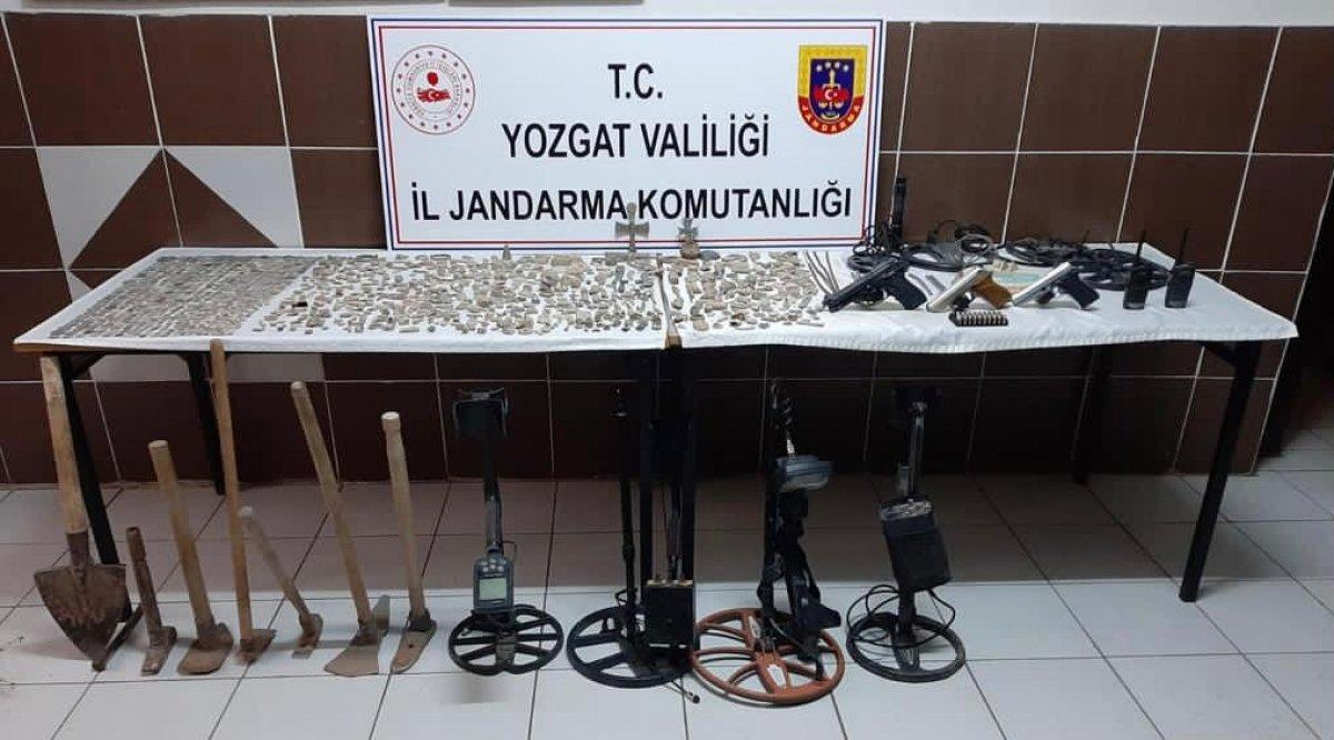Yozgat’ta iş yerinde yüzlerce tarihi sikke ele geçirildi