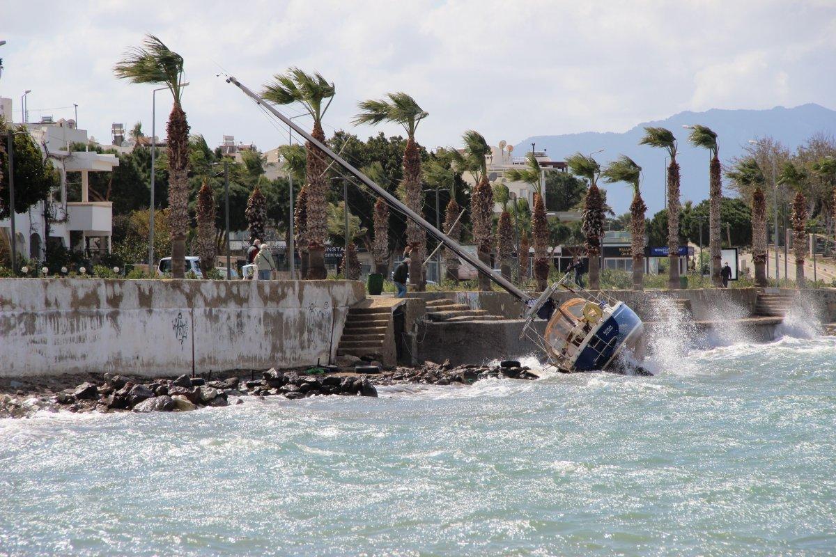 Muğla’da 1,5 milyonluk tekne fırtınada karaya oturdu