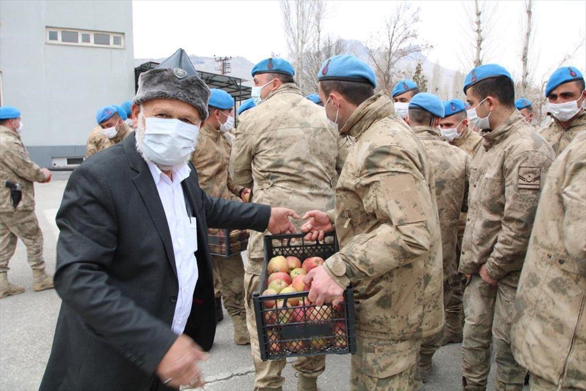 'Elmacı Dede'den Van'daki Mehmetçik'e destek